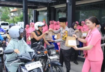 Polres Madiun Bagikan Ratusan Paket Takjil Bagi Pengguna Jalan