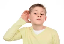 Anak Sering Mengeraskan Volume TV? Orang Tua Perlu Perhatikan Kondisi Pendengaran