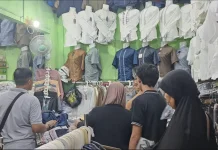 Pertengahan Ramadhan, Kios Pakaian di Pasar Besar Madiun Mulai Ramai Pembeli