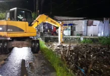 Sumbatan Sampah di Jembatan Bok Malang Picu Banjir di Kali Piring