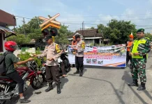 KAI Daop 7 Madiun Edukasi Pengguna Jalan di Perlintasan Sebidang