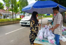 Tradisi Ziarah Jadi Peluang Penjual Bunga Tabur Musiman di Pasar Sayur Magetan