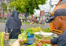 Perayaan Syawalan Dongkrak Penjualan Bungkus Ketupat di Pasar Plaosan
