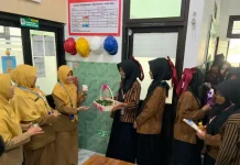 Peringati Hari Kartini, Siswa MTsN 13 Madiun Bagikan Bunga dan Wapaya Magala
