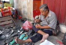 Tukang Sol Sepatu Tetap Bertahan di tengah Perubahan