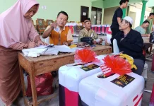 Unik, Jemaah Haji Ponorogo Tandai Koper dengan Kresek Dibentuk Bunga