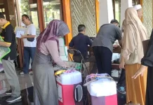 Ratusan Jemaah Haji Ngawi Mengumpulkan Koper Jelang Keberangkatan