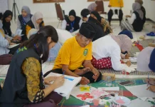 Peringati Hari Kartini, YDSF Madiun Ajak Lansia Melukis di Totebag