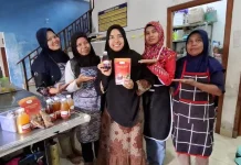 Cantiknya Bunga Telang dalam Segelas Minuman Tradisional di Kota Madiun