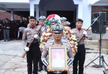 Wakapolres Ngawi Pimpin Upacara Pemakaman Kapolsek Kendal Alm. AKP Tri Handoyo