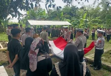 Kabagren Polres Ngawi Pimpin Upacara Pemakaman Alm. Aiptu Askuri Helmi