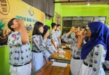 Kenalkan Warisan Budaya, Siswa SMPN 13 Kota Madiun Praktik Membuat Jamu
