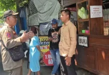 Satpol PP Ponorogo Sosialisasi ke PKL agar Tidak Berjualan di Trotoar