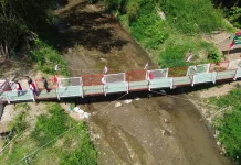 Semringah, Warga Bungkal Ponorogo Nikmati Jembatan Garuda