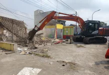 Bangunan di Atas Saluran Air di Ponorogo Dibongkar