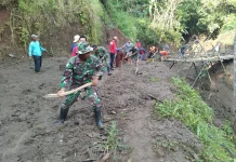 Longsor-Banjir Terjang Balong, TNI-Polri dan Warga Bangun Jembatan Darurat