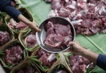 Pembagian Daging Sapi Kurban di Ponorogo Gunakan Daun Pisang dan Besek