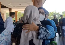 Tangis Haru Sambut Kepulangan 451 Jemaah Haji Kabupaten Madiun