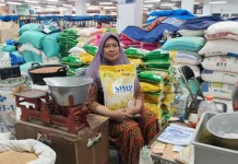Bulog Ponorogo Lakukan Droping Beras SPHP ke Pasar
