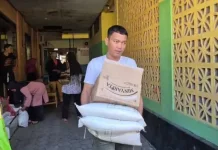 Bulog Ponorogo Salurkan Bantuan Pangan Beras dan Minyak Goreng