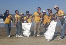 Hari Laut Sedunia, Relawan Magetan Peduli Alam Bersihkan Sampah Pantai Gemah.