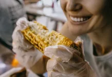 Makan dengan Sarung Tangan Plastik, Apa Benar Lebih Sehat?