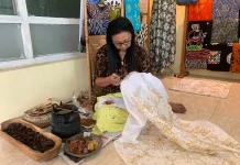 Batik UMKM Kota Madiun Dikenakan Arumi Bachsin saat Penjurian Lomba Cipta Kreasi