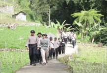 Polres Magetan Bersihkan Jalur Air Terjun Tirtosari dari Sampah Plastik
