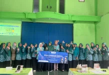 Tim KKN UNS dan PKK Purwoasri Sulap Bahan Dapur Jadi Kamper Alami