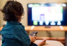 Orang Tua Wajib Tahu! Aturan Menonton TV untuk Anak Berdasarkan Usia
