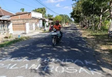 Tak Kunjung Diperbaiki, Warga Siman Ponorogo Corat-coret Jalan Rusak