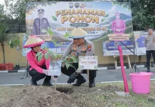 Masih Rangkaian Hari Bhayangkara ke-80, Polres Magetan Tanam 80 Pohon Tabebuya
