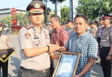 Kapolres Madiun Kota Beri Penghargaan pada 30 Personel dan Dua Warga