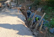 Warga dan TNI Gotong Royong Bangun Talud Jalan menuju Jembatan Bibis