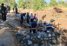 Berbekal Pengalaman 40 Tahun, Mbah Supar Ikut Bangun Talud TMMD di Dukuh Bulu