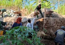 Warga dan TNI Percepat Galian Pondasi Talud dengan Sistem Santing-Santingan