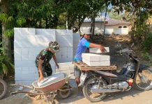 Rumah Orang Tua Direhab, Anak Rela Gunakan Motor Kesayangan untuk Angkut Material