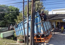 Laka Tunggal di Ponorogo, Truk tanpa Muatan Terjun ke Parit