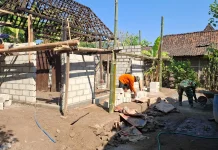 Tak Surutkan Semangat, Mbah Kateman Setia Gotong Royong Bersama Satgas TMMD