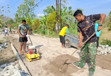 Raungan Mesin Stamper Iringi Pembangunan Jalan Paving TMMD