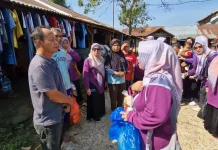 Belasan Emak-Emak di Ponorogo Salurkan Sembako ke Permukiman Terpencil