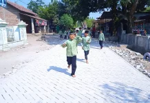Jalan Paving TMMD ke-129 Belum Rampung sudah Dimanfaatkan Siswa MI Bulu Lor