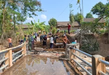 Kamituwo Bibis Pimpin Warga Gotong Royong Percepat Pembangunan Jembatan TMMD