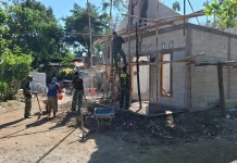 Satgas TMMD Pasang Gewel Penopang Atap Rumah Sasaran Rehab RTLH