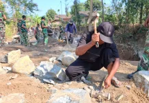 Sosrok Sederhana Bantu Rapikan Talud Jembatan Bibis Program TMMD