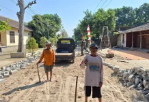 Tiga Kakek di Bulu Lor Turut Bantu Satgas TMMD Bangun Jalan