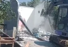 gegara Orang Ketiga, Sebuah Toko di Ponorogo Dibongkar Gunakan Alat Berat