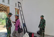 Instalasi Listrik Rumah Rehab RTLH Jadi Perhatian Satgas TMMD