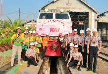 Semarakkan HUT ke-81 RI, Daop 7 Madiun dan Rail Fans Hias Lokomotif KA Manja