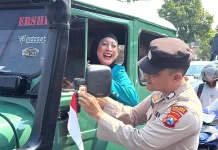 Sambut HUT ke-81 RI, Polres Madiun Kota Bagikan Bendera Merah Putih